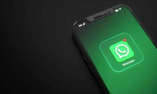 Jak dodać emoji do wiadomości na WhatsApp